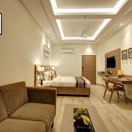 Airport Hotel Claytone New Delhi Exteriör bild