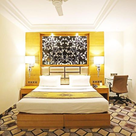 Airport Hotel Claytone New Delhi Exteriör bild