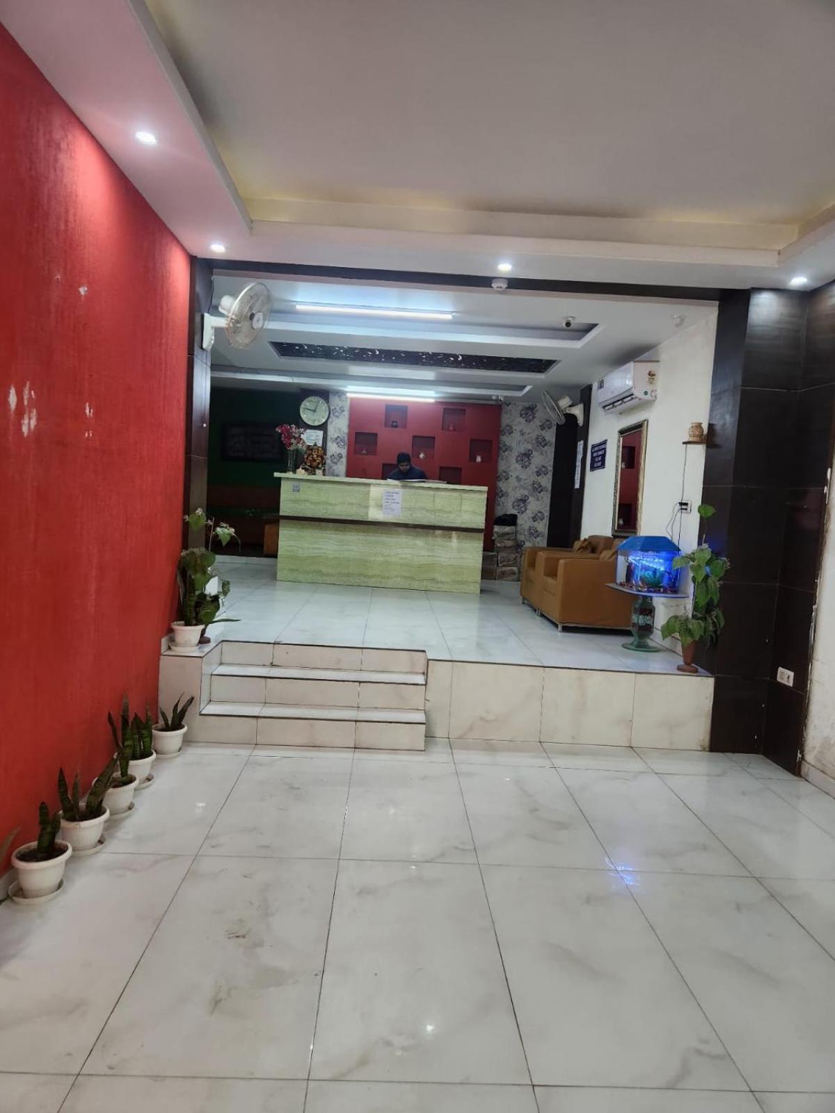 Airport Hotel Claytone New Delhi Exteriör bild