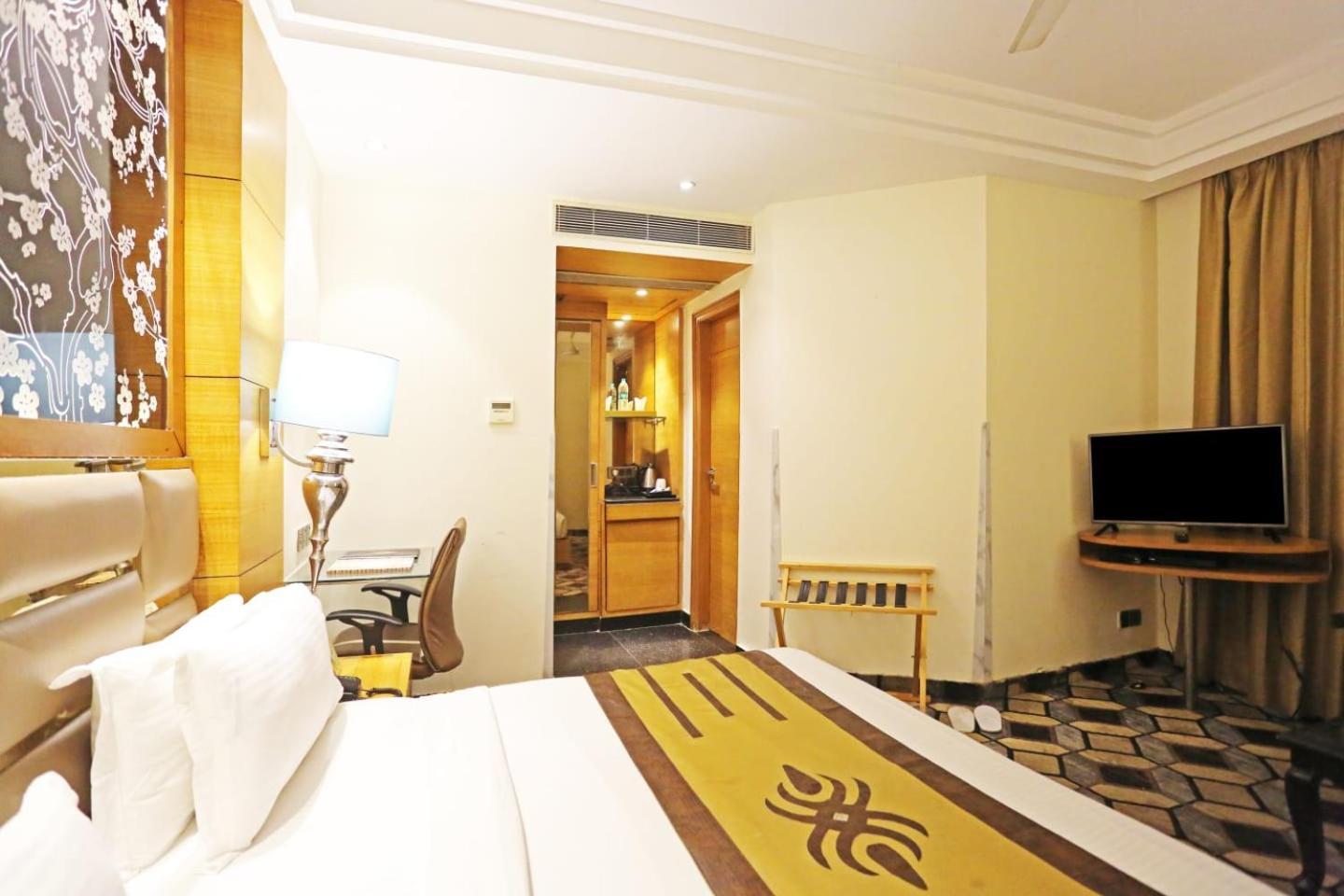 Airport Hotel Claytone New Delhi Exteriör bild
