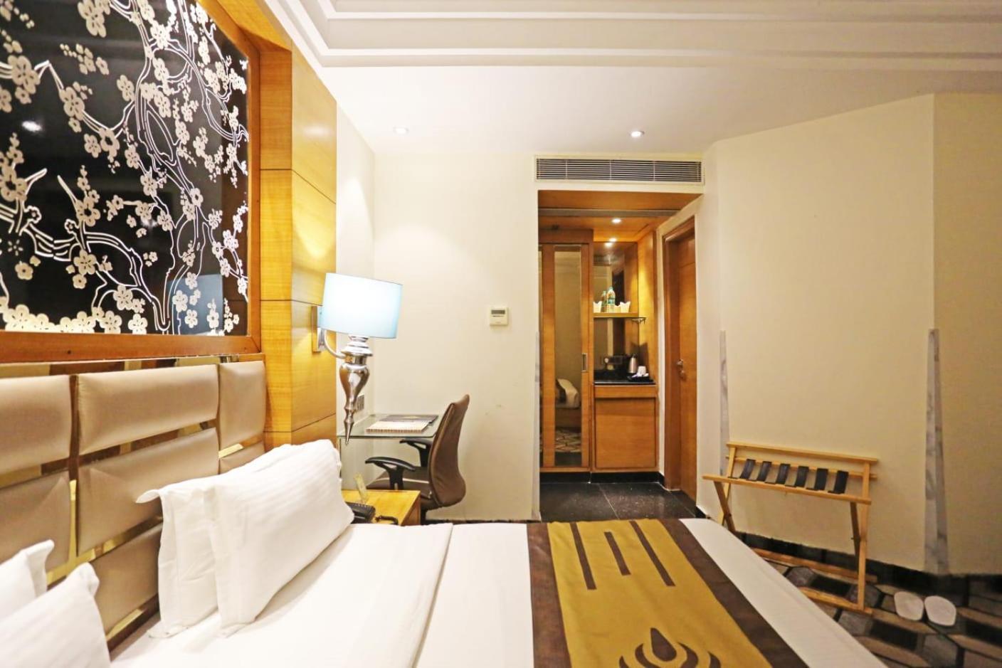 Airport Hotel Claytone New Delhi Exteriör bild