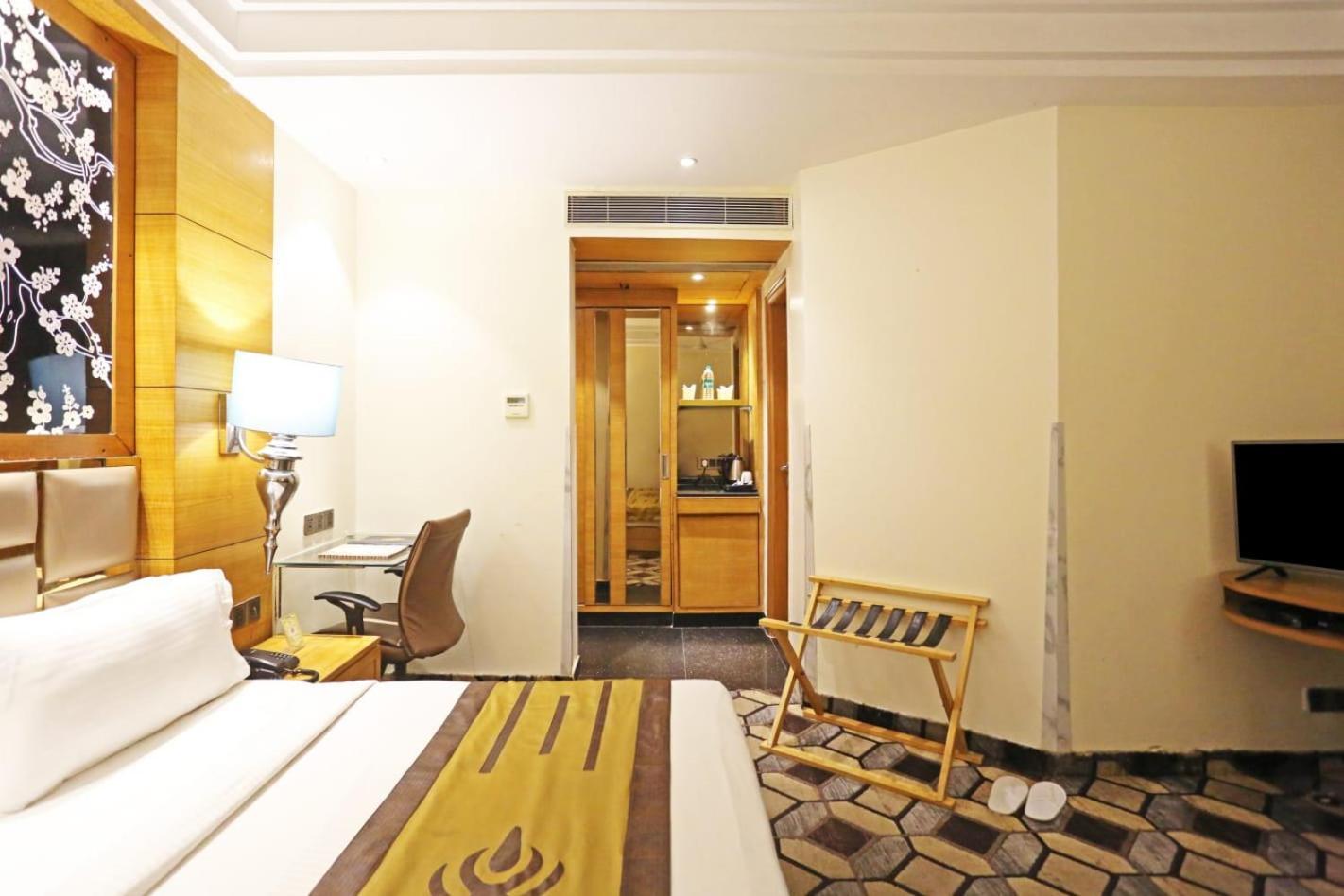 Airport Hotel Claytone New Delhi Exteriör bild