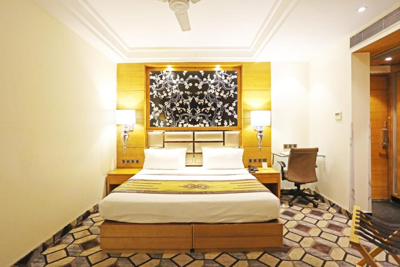 Airport Hotel Claytone New Delhi Exteriör bild