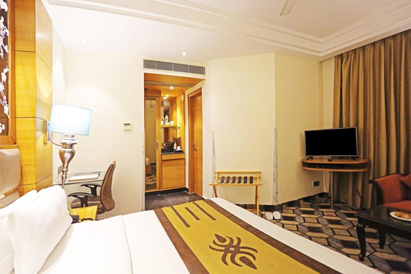 Airport Hotel Claytone New Delhi Exteriör bild