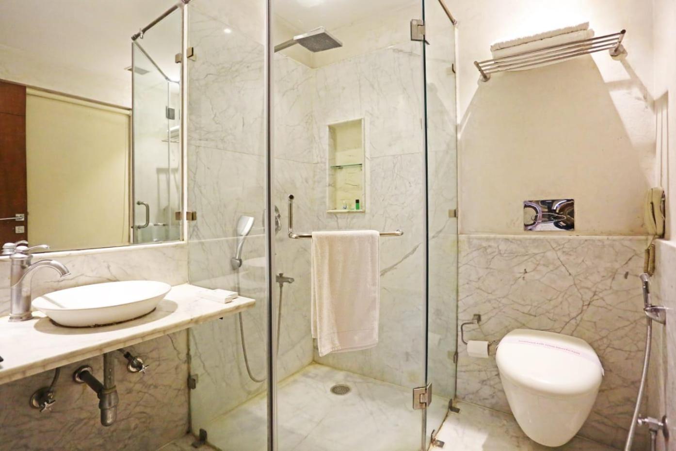 Airport Hotel Claytone New Delhi Exteriör bild