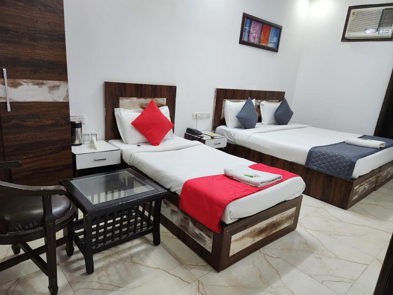 Airport Hotel Claytone New Delhi Exteriör bild