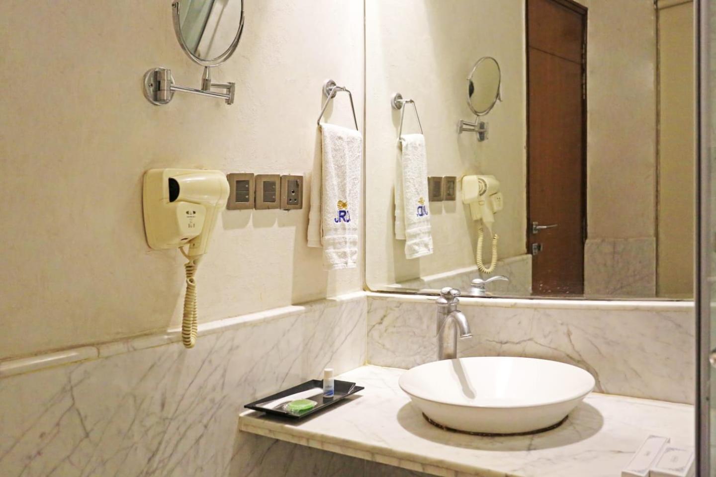 Airport Hotel Claytone New Delhi Exteriör bild